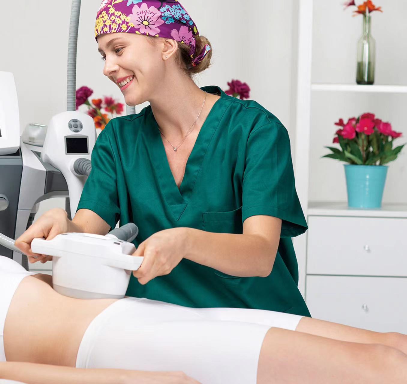 Une cryolipolyse représente un instrument de pointe utilisé dans les traitements non invasifs de remodelage corporel et de perte de poids basés sur les principes de la cryothérapie.