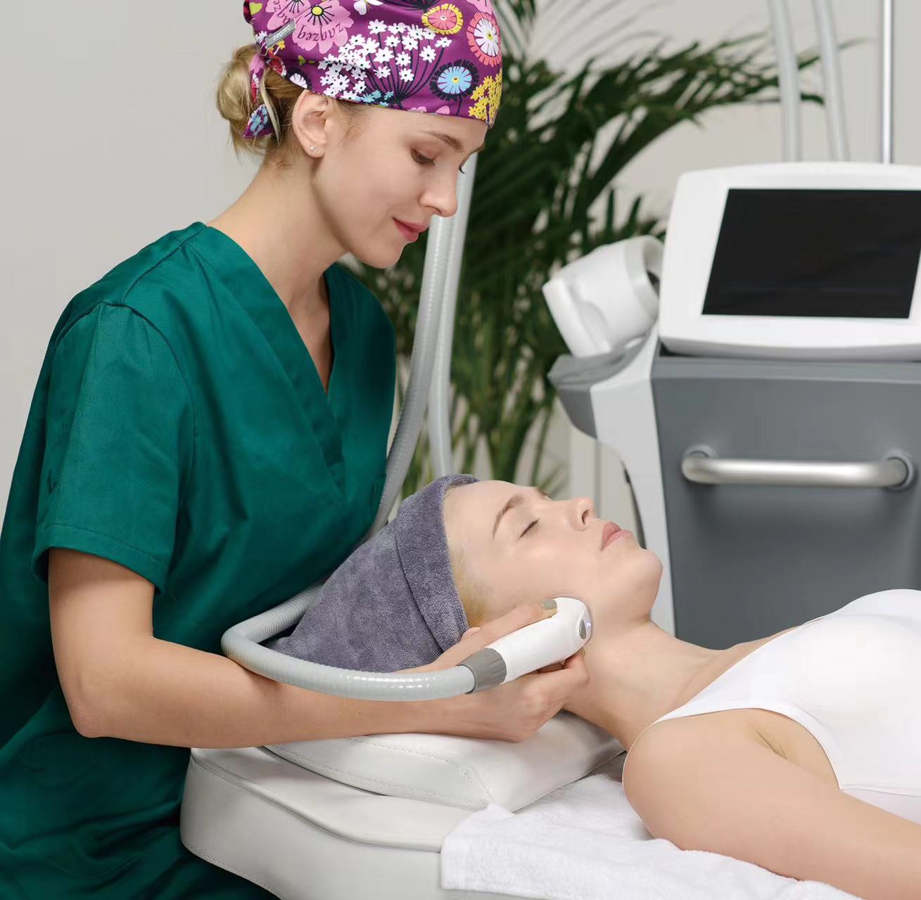 La technologie EMS révolutionne la façon dont les individus abordent la mise en forme du corps. En utilisant des courants électriques basse fréquence, la technologie EMS améliore les contractions musculaires, conduisant à un physique plus sculpté.