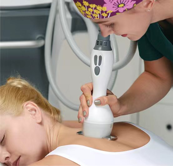 La technologie EMS révolutionne la façon dont les individus abordent la mise en forme du corps. En utilisant des courants électriques basse fréquence, la technologie EMS améliore les contractions musculaires, conduisant à un physique plus sculpté.