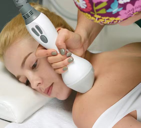 La cryolipolyse, souvent appelée « congélation des graisses », est une procédure cosmétique non invasive qui vise à réduire les dépôts de graisse localisés dans le corps.