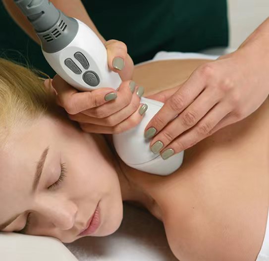 La technologie EMS révolutionne la façon dont les individus abordent la mise en forme du corps. En utilisant des courants électriques basse fréquence, la technologie EMS améliore les contractions musculaires, conduisant à un physique plus sculpté.