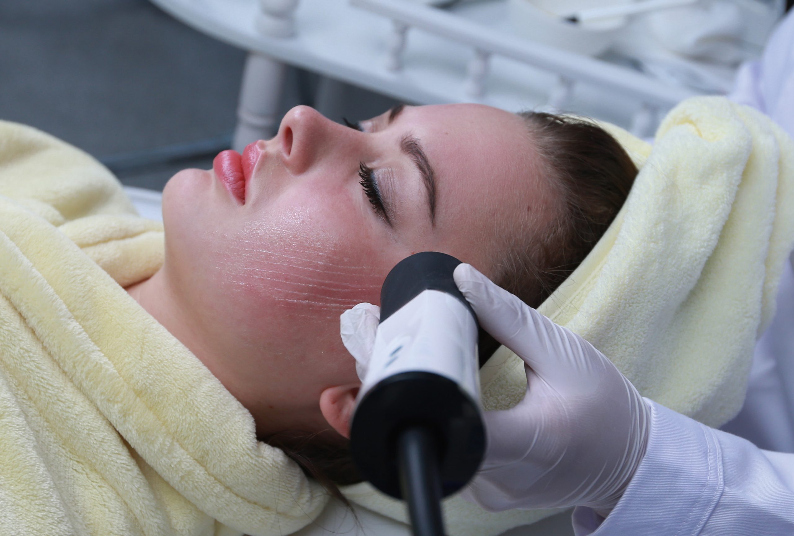 La médecine esthétique vise depuis longtemps à améliorer l’apparence physique et l’estime de soi des individus. Historiquement, les méthodes vieilles de plusieurs siècles faisaient souvent appel à des techniques rudimentaires.