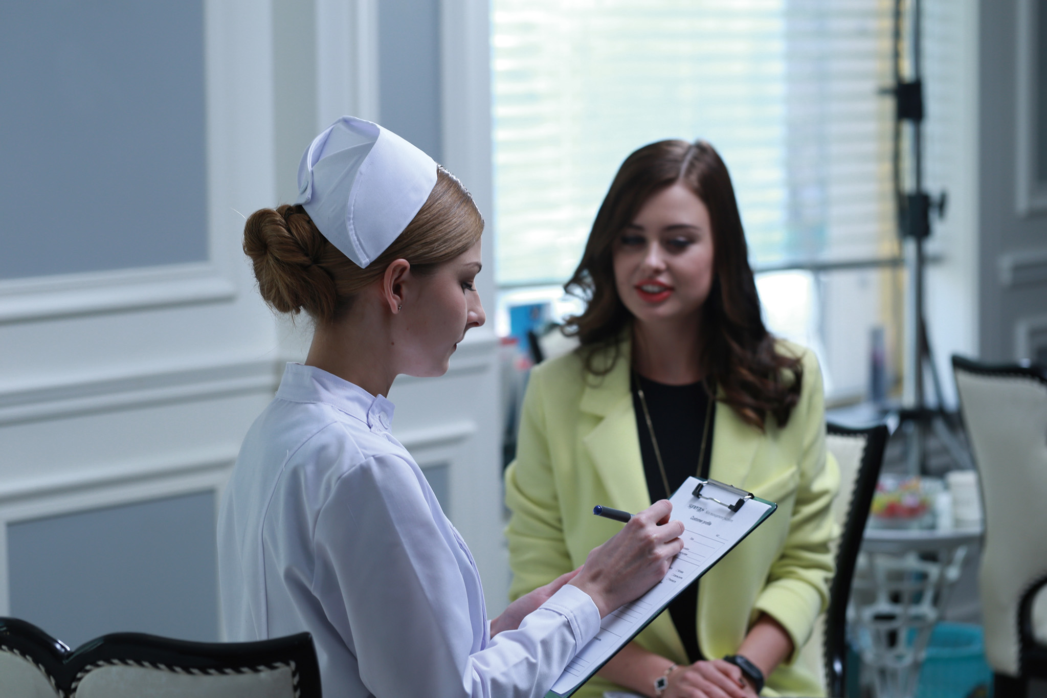 La cosmétologie ultrasonique introduit une approche révolutionnaire de la beauté, fusionnant la cosmétologie ultrasonique avec la beauté et les soins de la peau. Les avantages sont vastes, allant de l’amélioration de la qualité de la peau à la réduction des rides et ridules.